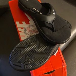 Nike slipper women size 9